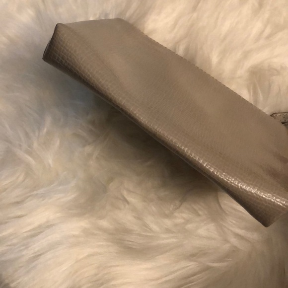 NWOT Nine West Glossy Textured Zippered Wristlet - Picture 4 of 13